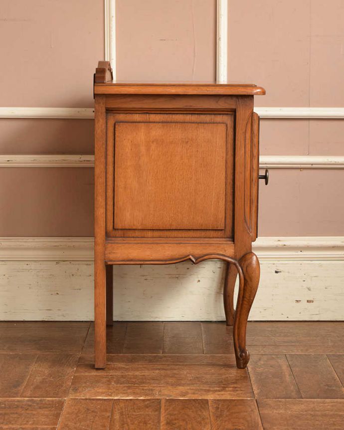 アンティークのキャビネット　アンティーク家具　フランス輸入の小さなアンティーク家具、きれいな木目のナイトテーブル。横から見ても美しいんです正面はもちろん、横顔だってフランスらしく美しいです。(j-2180-f)
