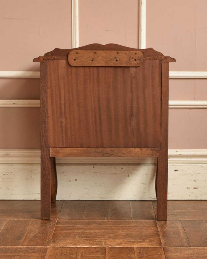 アンティークのキャビネット　アンティーク家具　フランス輸入の小さなアンティーク家具、きれいな木目のナイトテーブル。後ろから見ても･･･アンティークは新品ではないので、もちろん経年変化によるキズはありますが、専門の職人がお直しをしているので、後ろ姿もキレイです。(j-2180-f)