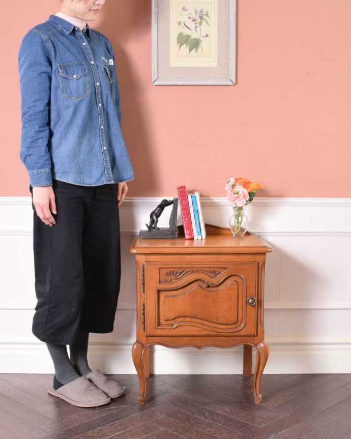 アンティークのキャビネット　アンティーク家具　フランス輸入の小さなアンティーク家具、彫りの美しい扉が付いたナイトテーブル。フランスらしさがギュッと詰まっていますコンパクトなサイズなのにフランスらしく優雅な雰囲気がたっぷり詰まったキャビネット。(j-2181-f)