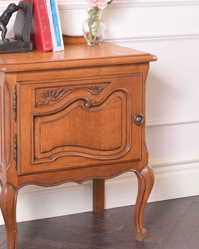 アンティークのキャビネット　アンティーク家具　フランス輸入の小さなアンティーク家具、彫りの美しい扉が付いたナイトテーブル。どこにでも置けるサイズが魅力ベッドやソファの横など、どこにでも置けるコンパクトさ。(j-2181-f)
