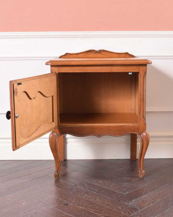 アンティークのキャビネット　アンティーク家具　フランス輸入の小さなアンティーク家具、彫りの美しい扉が付いたナイトテーブル。扉を開けて中を見ると･･･専門の職人が仕上げたので中もキレイです。(j-2181-f)