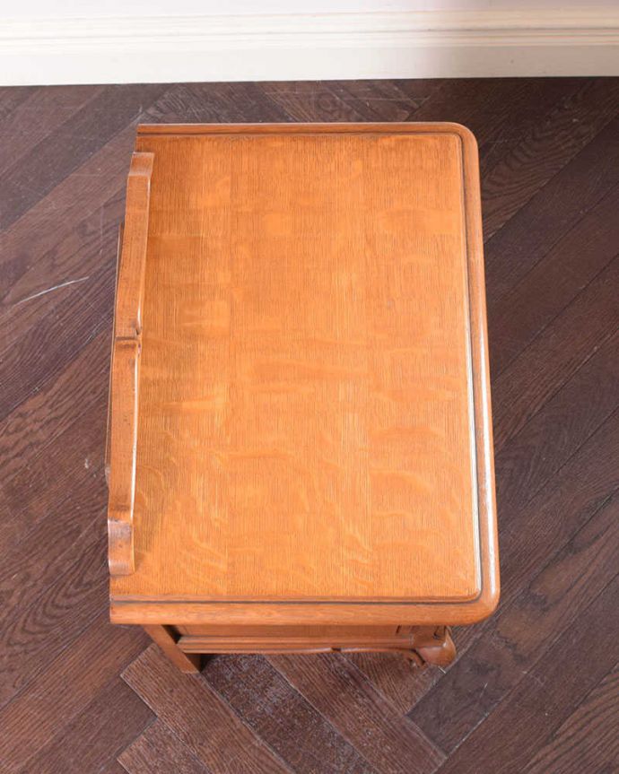 アンティークのキャビネット　アンティーク家具　フランス輸入の小さなアンティーク家具、彫りの美しい扉が付いたナイトテーブル。上から見てみると･･･修復の際、天板の塗装もキレイに仕上げました。(j-2181-f)