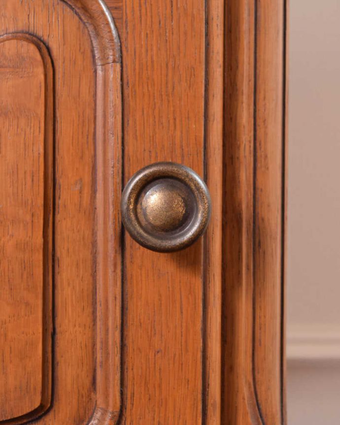 アンティークのキャビネット　アンティーク家具　フランス輸入の小さなアンティーク家具、彫りの美しい扉が付いたナイトテーブル。取っ手のデザインも優雅フランスらしさは取っ手のデザインにも。(j-2181-f)