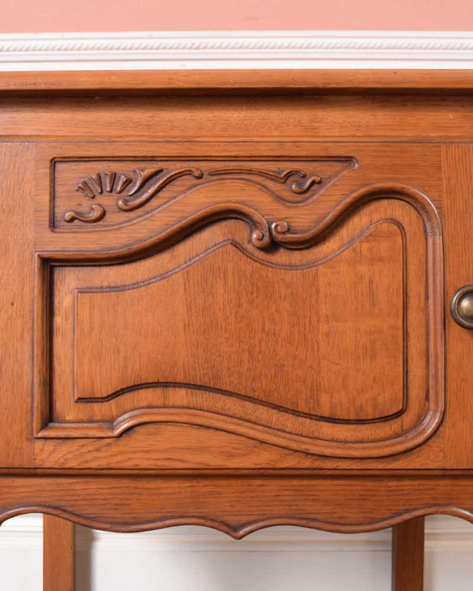 アンティークのキャビネット　アンティーク家具　フランス輸入の小さなアンティーク家具、彫りの美しい扉が付いたナイトテーブル。惚れ惚れしちゃう美しさこんなに堅い無垢材に一体どうやって彫ったんだろう？と不思議になるくらい細かい彫にうっとりです。(j-2181-f)