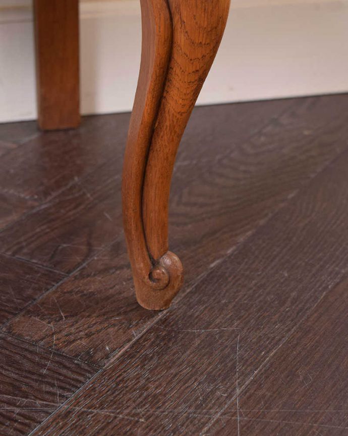 アンティークのキャビネット　アンティーク家具　フランス輸入の小さなアンティーク家具、彫りの美しい扉が付いたナイトテーブル。女性1人でラクラク運べちゃう仕掛けHandleのアンティークの脚の裏にはフェルトキーパーが付いているんです。(j-2181-f)