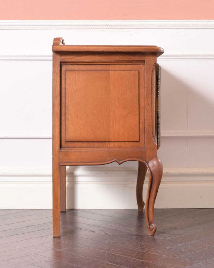 アンティークのキャビネット　アンティーク家具　フランス輸入の小さなアンティーク家具、彫りの美しい扉が付いたナイトテーブル。横から見ても美しいんです正面はもちろん、横顔だってフランスらしく美しいです。(j-2181-f)
