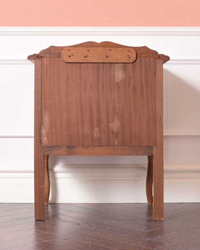 アンティークのキャビネット　アンティーク家具　フランス輸入の小さなアンティーク家具、彫りの美しい扉が付いたナイトテーブル。後ろから見ても･･･アンティークは新品ではないので、もちろん経年変化によるキズはありますが、専門の職人がお直しをしているので、後ろ姿もキレイです。(j-2181-f)