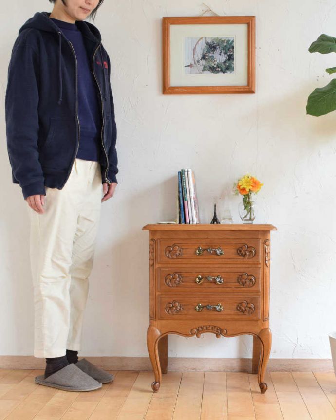 アンティークのチェスト　アンティーク家具　南仏スタイルのキレイなアンティーク家具、小さくてどこにでも置ける３段サイドチェスト。フランスらしい優雅なアンティークのチェスト脚の美しい曲線美は、さすがフランスのアンティーク。(j-2182-f)