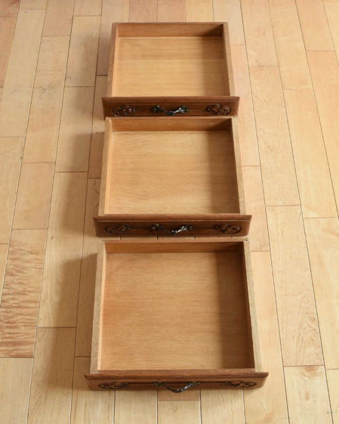アンティークのチェスト　アンティーク家具　南仏スタイルのキレイなアンティーク家具、小さくてどこにでも置ける３段サイドチェスト。引き出しの中もキレイですもちろん引き出しの中も職人がキレイ仕上げました。(j-2182-f)