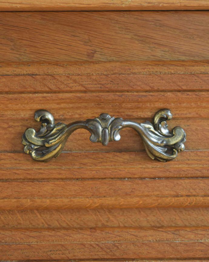 アンティークのチェスト　アンティーク家具　南仏スタイルのキレイなアンティーク家具、小さくてどこにでも置ける３段サイドチェスト。開ける度にワクワクする取っ手優雅なデザインの取っ手。(j-2182-f)