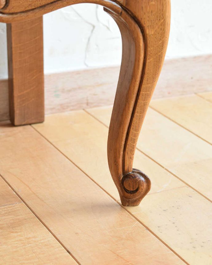 アンティークのチェスト　アンティーク家具　南仏スタイルのキレイなアンティーク家具、小さくてどこにでも置ける３段サイドチェスト。女性1人でもラクラク運べますHandleのアンティークは、脚の裏にフェルトキーパーをお付けしています。(j-2182-f)