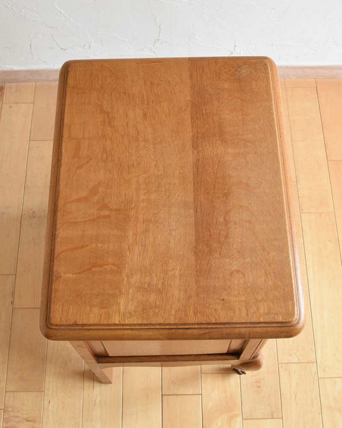 アンティークのチェスト　アンティーク家具　南仏スタイルのキレイなアンティーク家具、小さくてどこにでも置ける３段サイドチェスト。何を置いて楽しもうかな・・・天板も修復する際、塗装もキレイに仕上げたので、いろんなものを乗せて楽しんで下さい。(j-2182-f)