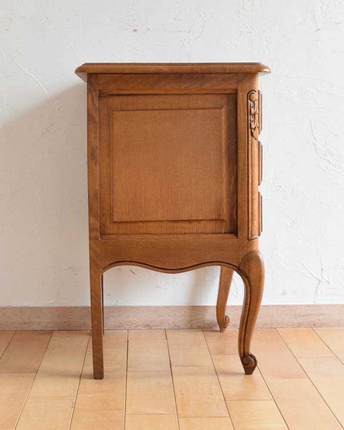 アンティークのチェスト　アンティーク家具　南仏スタイルのキレイなアンティーク家具、小さくてどこにでも置ける３段サイドチェスト。横から見てもステキもちろん、横顔からもフランスらしい美しさが漂っています。(j-2182-f)