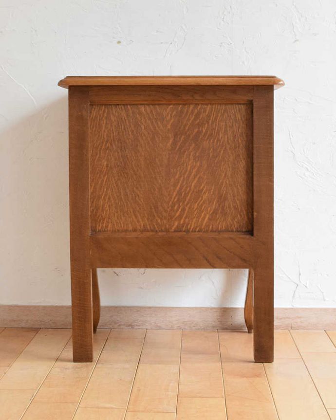 アンティークのチェスト　アンティーク家具　南仏スタイルのキレイなアンティーク家具、小さくてどこにでも置ける３段サイドチェスト。後ろ姿にも気を使ってますアンティークは新品ではないので、経年変化によるキズはありますが、専門の職人がお直しをしたので、後ろ姿もキレイです。(j-2182-f)