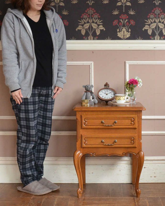 アンティークのチェスト アンティーク家具 南フランスで見つけたアンティーク家具、彫りが美しいベッドサイドチェスト(2段)。フランスらしい優雅なアンティークのチェスト脚の美しい曲線美は、さすがフランスのアンティーク。(j-2183-f)