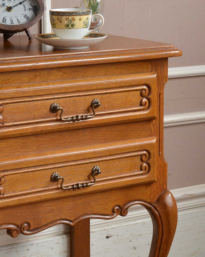 アンティークのチェスト アンティーク家具 南フランスで見つけたアンティーク家具、彫りが美しいベッドサイドチェスト(2段)。自慢したくなる美しさやっぱりフランスのチェストは美しい見た目が魅力。(j-2183-f)