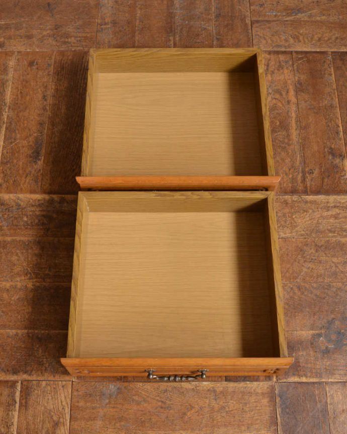 アンティークのチェスト アンティーク家具 南フランスで見つけたアンティーク家具、彫りが美しいベッドサイドチェスト(2段)。引き出しの中もキレイですもちろん引き出しの中も職人がキレイ仕上げました。(j-2183-f)