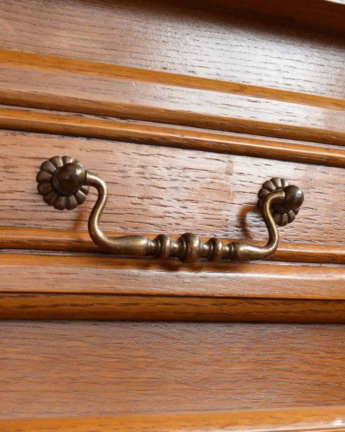 アンティークのチェスト アンティーク家具 南フランスで見つけたアンティーク家具、彫りが美しいベッドサイドチェスト(2段)。開ける度にワクワクする取っ手優雅なデザインの取っ手。(j-2183-f)