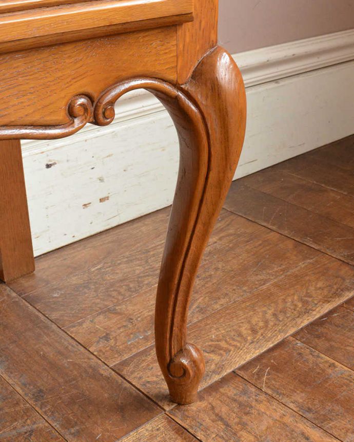 アンティークのチェスト アンティーク家具 南フランスで見つけたアンティーク家具、彫りが美しいベッドサイドチェスト(2段)。女性1人でもラクラク運べますHandleのアンティークは、脚の裏にフェルトキーパーをお付けしています。(j-2183-f)