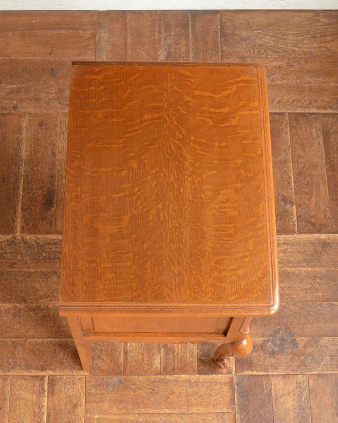 アンティークのチェスト アンティーク家具 南フランスで見つけたアンティーク家具、彫りが美しいベッドサイドチェスト(2段)。何を置いて楽しもうかな・・・天板も修復する際、塗装もキレイに仕上げたので、いろんなものを乗せて楽しんで下さい。(j-2183-f)