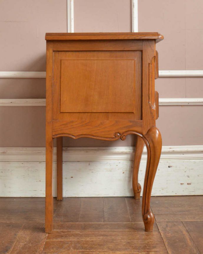 アンティークのチェスト アンティーク家具 南フランスで見つけたアンティーク家具、彫りが美しいベッドサイドチェスト(2段)。横から見てもステキもちろん、横顔からもフランスらしい美しさが漂っています。(j-2183-f)