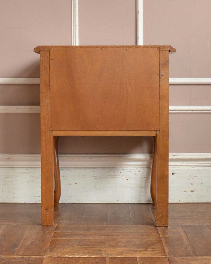 アンティークのチェスト アンティーク家具 南フランスで見つけたアンティーク家具、彫りが美しいベッドサイドチェスト(2段)。後ろ姿にも気を使ってますアンティークは新品ではないので、経年変化によるキズはありますが、専門の職人がお直しをしたので、後ろ姿もキレイです。(j-2183-f)