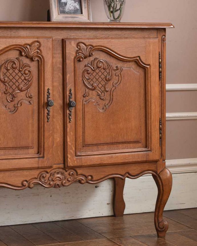 アンティークのキャビネット　アンティーク家具　フランスのアンティーク家具、華やかな木製のキャビネット。彫の美しさも自慢です。(j-2184-f)