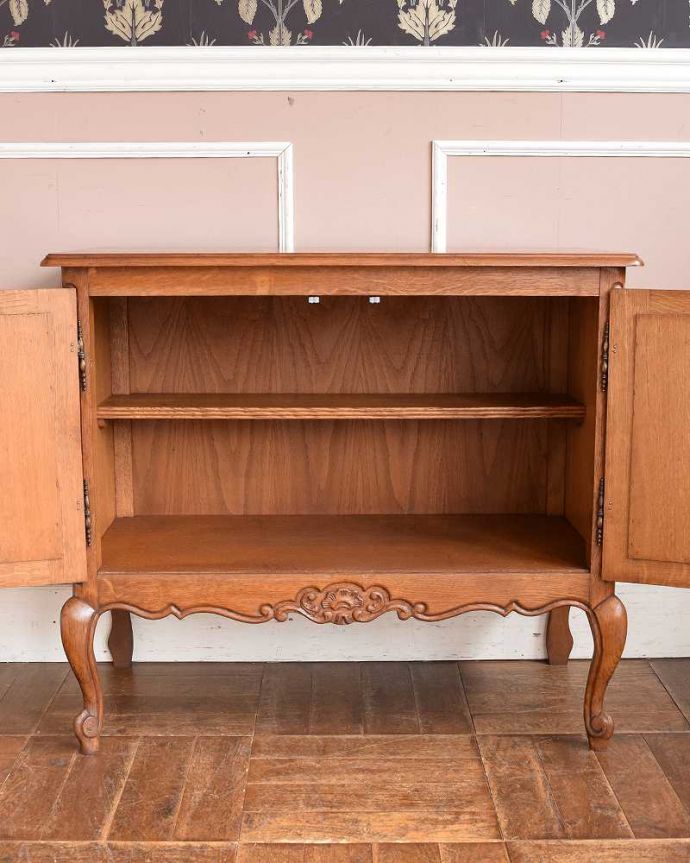 アンティークのキャビネット　アンティーク家具　フランスのアンティーク家具、華やかな木製のキャビネット。扉を開けて中を見ると･･･扉の中は職人が修復して、こんな感じにキレイに仕上げました。(j-2184-f)