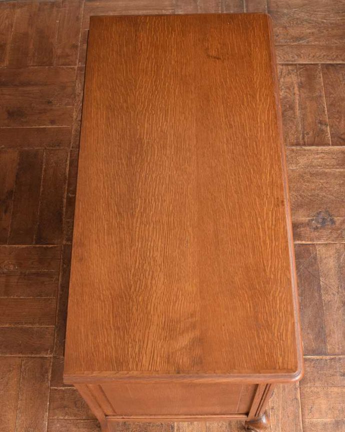 アンティークのキャビネット　アンティーク家具　フランスのアンティーク家具、華やかな木製のキャビネット。何を置いて楽しもうかな･･･修復する際、天板もこんな感じでキレイに仕上げました。(j-2184-f)