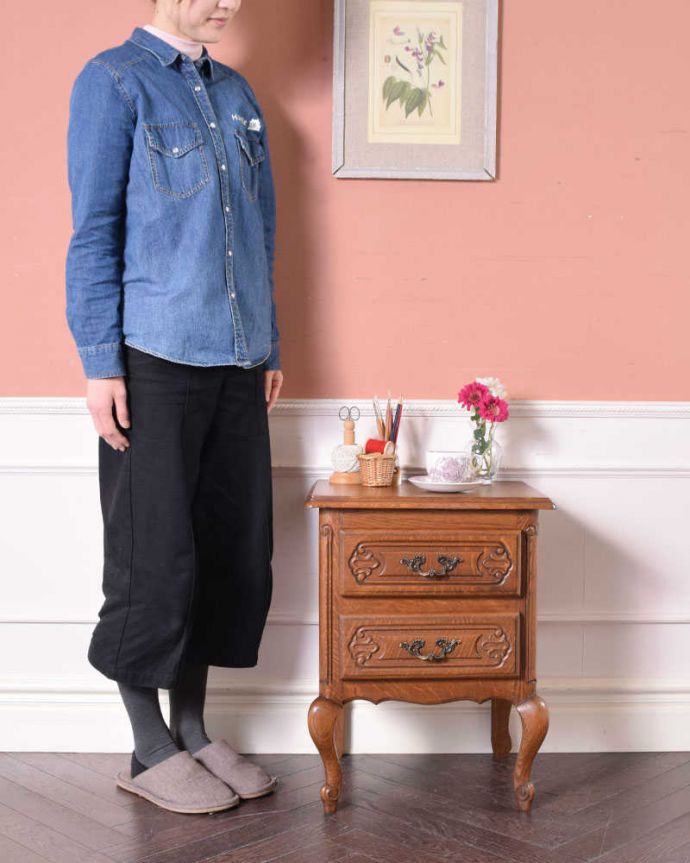 アンティークのチェスト　アンティーク家具　南フランスのアンティーク家具、寝室で使えるベッドサイドチェスト。フランスらしい優雅なアンティークのチェスト脚の美しい曲線美は、さすがフランスのアンティーク。(j-2185-f)