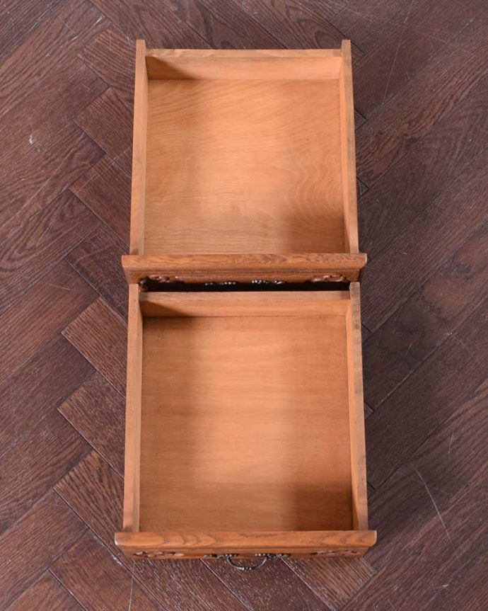 アンティークのチェスト　アンティーク家具　南フランスのアンティーク家具、寝室で使えるベッドサイドチェスト。引き出しの中もキレイですもちろん引き出しの中も職人がキレイ仕上げました。(j-2185-f)