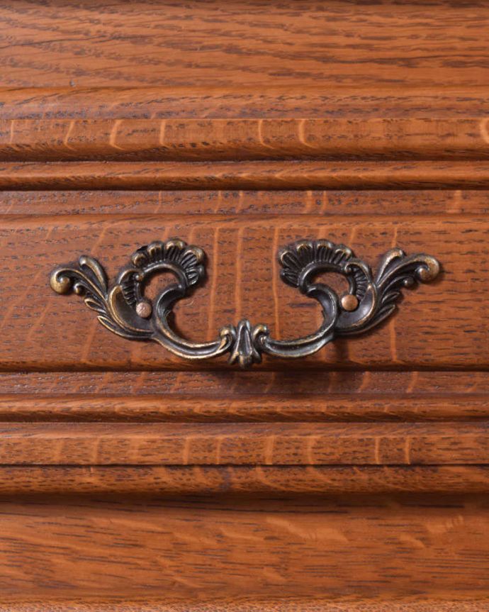 アンティークのチェスト　アンティーク家具　南フランスのアンティーク家具、寝室で使えるベッドサイドチェスト。開ける度にワクワクする取っ手優雅なデザインの取っ手。(j-2185-f)