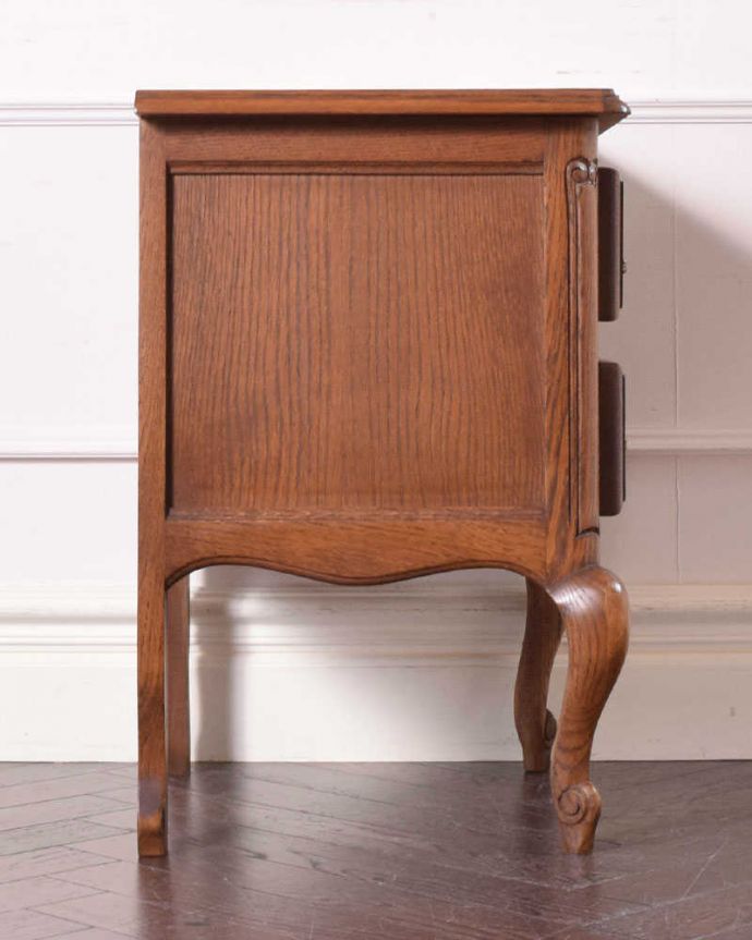 アンティークのチェスト　アンティーク家具　南フランスのアンティーク家具、寝室で使えるベッドサイドチェスト。横から見てもステキもちろん、横顔からもフランスらしい美しさが漂っています。(j-2185-f)