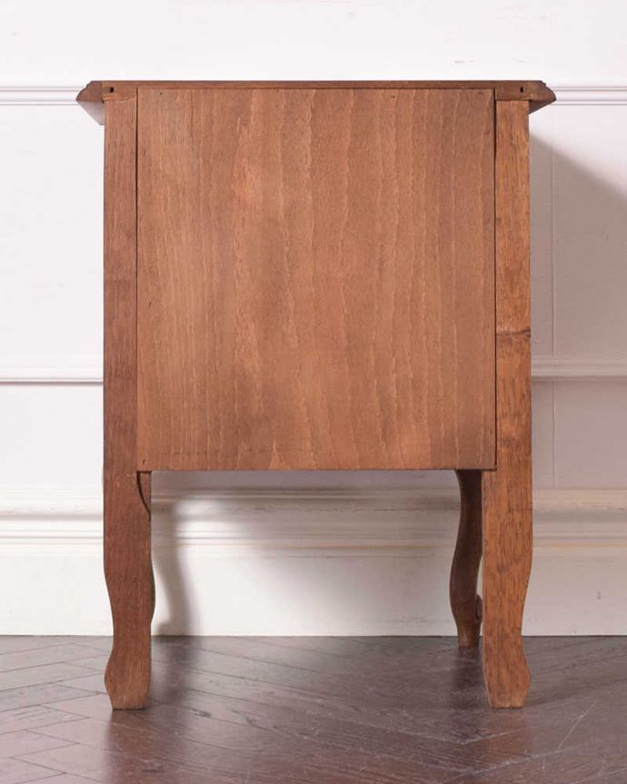 アンティークのチェスト　アンティーク家具　南フランスのアンティーク家具、寝室で使えるベッドサイドチェスト。後ろ姿にも気を使ってますアンティークは新品ではないので、経年変化によるキズはありますが、専門の職人がお直しをしたので、後ろ姿もキレイです。(j-2185-f)