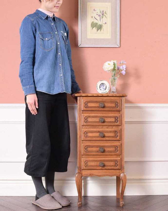 アンティークのチェスト　アンティーク家具　彫りが美しいどこにでも置けるスリムな5段チェスト、フランスから届いたアンティーク家具 。フランスらしい優雅なアンティークのチェスト脚の美しい曲線美は、さすがフランスのアンティーク。(j-2186-f)