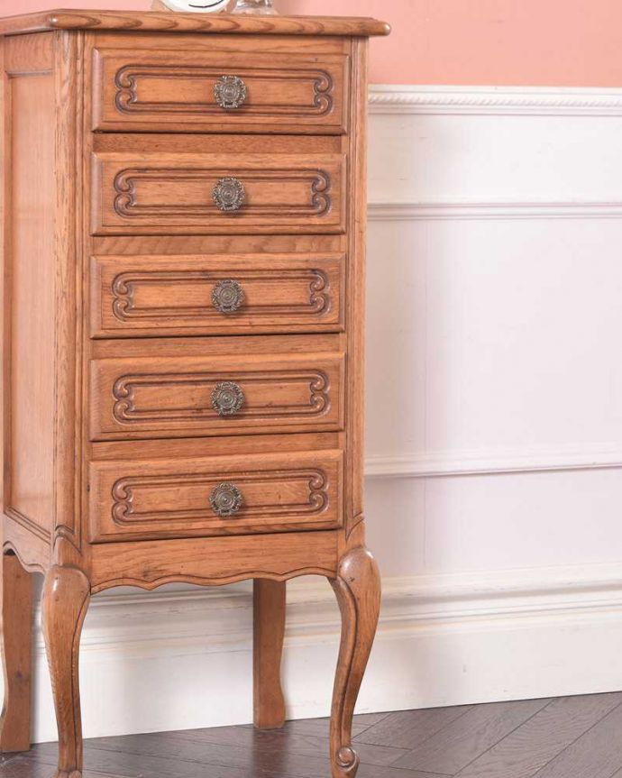 アンティークのチェスト　アンティーク家具　彫りが美しいどこにでも置けるスリムな5段チェスト、フランスから届いたアンティーク家具 。自慢したくなる美しさやっぱりフランスのチェストは美しい見た目が魅力。(j-2186-f)