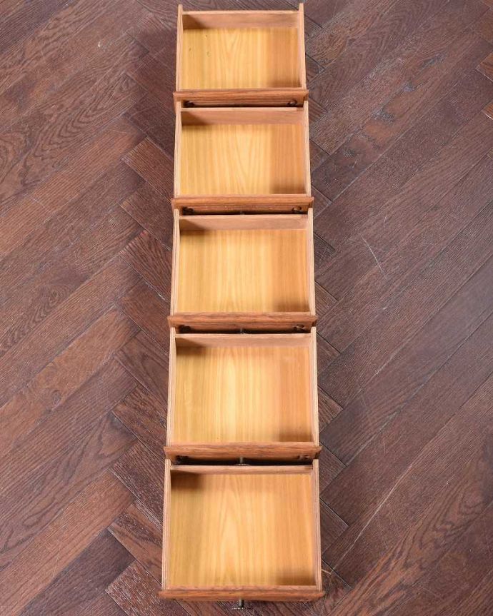 アンティークのチェスト　アンティーク家具　彫りが美しいどこにでも置けるスリムな5段チェスト、フランスから届いたアンティーク家具 。引き出しの中もキレイですもちろん引き出しの中も職人がキレイ仕上げました。(j-2186-f)