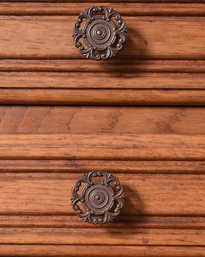 アンティークのチェスト　アンティーク家具　彫りが美しいどこにでも置けるスリムな5段チェスト、フランスから届いたアンティーク家具 。開ける度にワクワクする取っ手優雅なデザインの取っ手。(j-2186-f)
