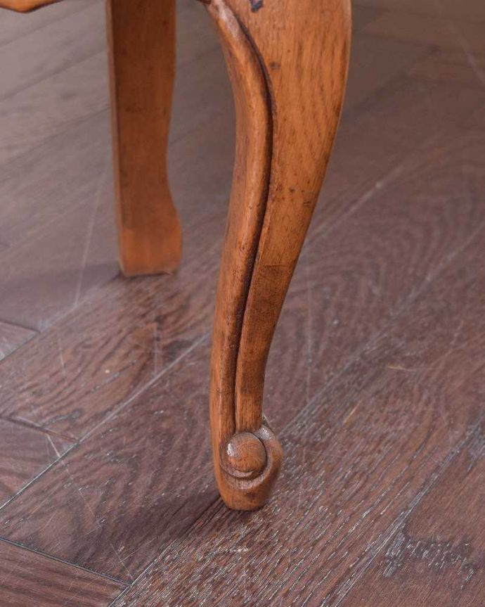 アンティークのチェスト　アンティーク家具　彫りが美しいどこにでも置けるスリムな5段チェスト、フランスから届いたアンティーク家具 。女性1人でもラクラク運べますHandleのアンティークは、脚の裏にフェルトキーパーをお付けしています。(j-2186-f)