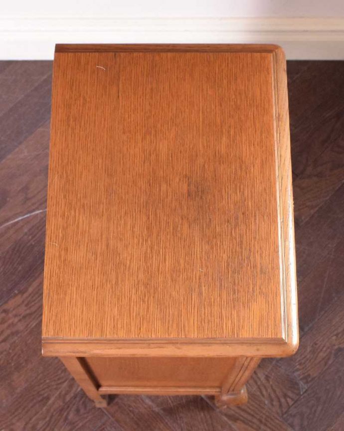 アンティークのチェスト　アンティーク家具　彫りが美しいどこにでも置けるスリムな5段チェスト、フランスから届いたアンティーク家具 。何を置いて楽しもうかな・・・天板も修復する際、塗装もキレイに仕上げたので、いろんなものを乗せて楽しんで下さい。(j-2186-f)