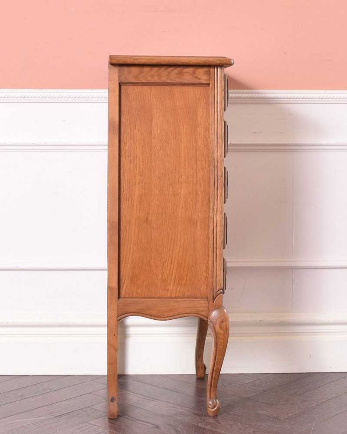 アンティークのチェスト　アンティーク家具　彫りが美しいどこにでも置けるスリムな5段チェスト、フランスから届いたアンティーク家具 。横から見てもステキもちろん、横顔からもフランスらしい美しさが漂っています。(j-2186-f)