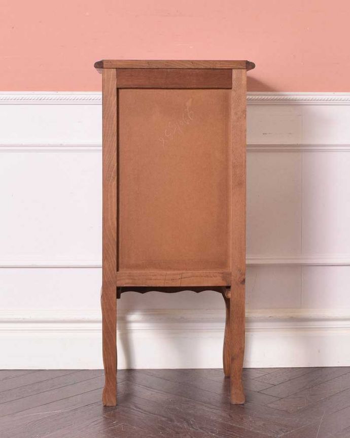 アンティークのチェスト　アンティーク家具　彫りが美しいどこにでも置けるスリムな5段チェスト、フランスから届いたアンティーク家具 。後ろ姿にも気を使ってますアンティークは新品ではないので、経年変化によるキズはありますが、専門の職人がお直しをしたので、後ろ姿もキレイです。(j-2186-f)