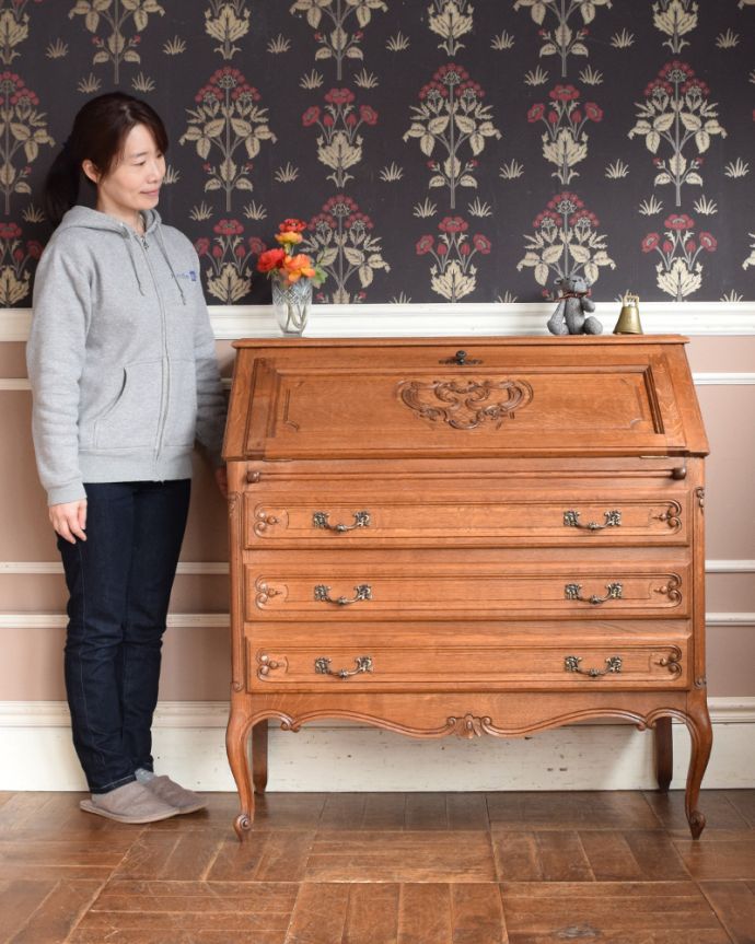 ビューロー　アンティーク家具　フレンチスタイルのエレガントなアンティーク家具ライティングビューロー。優雅な気分が過ごせる大人のビューローフランスらしく美しい彫り。(j-2187-f)