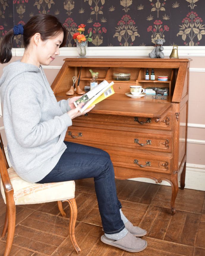 ビューロー　アンティーク家具　フレンチスタイルのエレガントなアンティーク家具ライティングビューロー。あっという間に大人のデスク扉を前に倒すとデスクが登場。(j-2187-f)