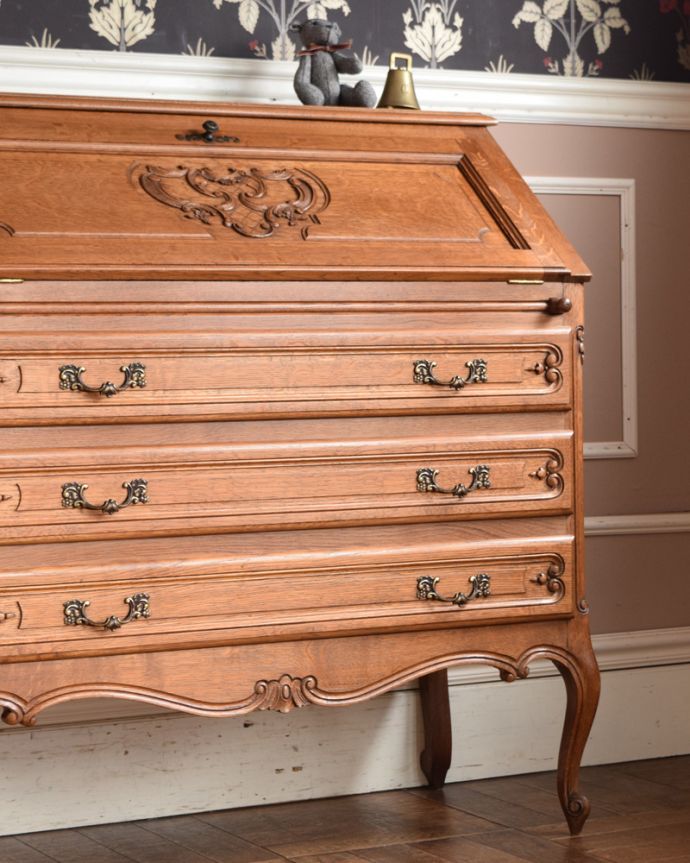 ビューロー　アンティーク家具　フレンチスタイルのエレガントなアンティーク家具ライティングビューロー。フランスらしい彫りの美しさにうっとりやっぱり自慢は惚れ惚れしちゃう彫り。(j-2187-f)