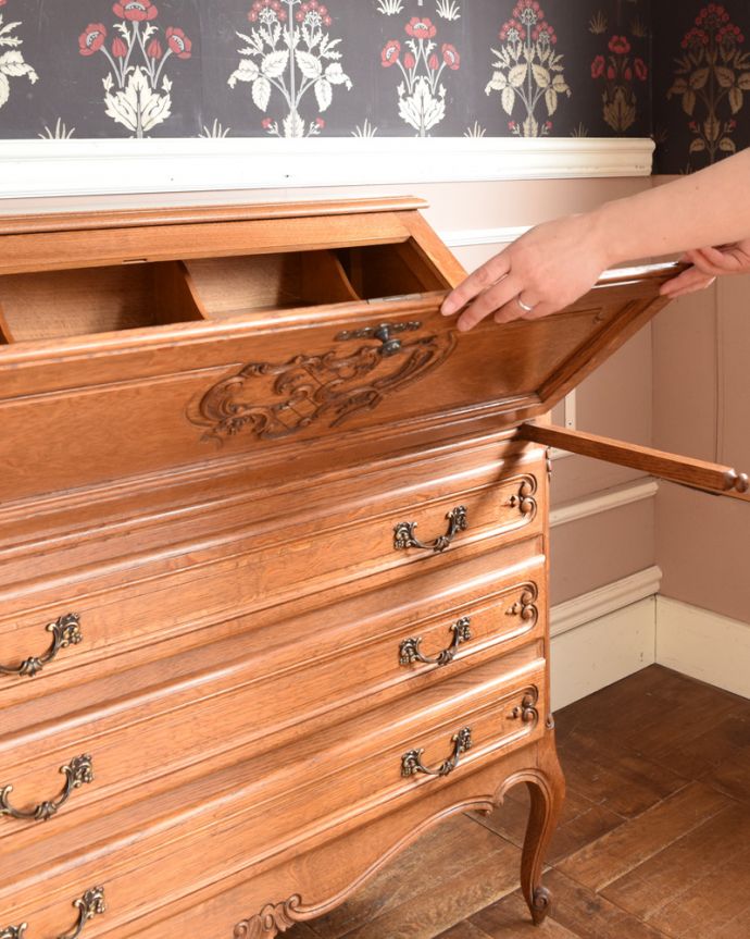 ビューロー　アンティーク家具　フレンチスタイルのエレガントなアンティーク家具ライティングビューロー。あっという間にデスクが登場フラップ扉を前に倒すだけで、あっという間にデスクになります。(j-2187-f)