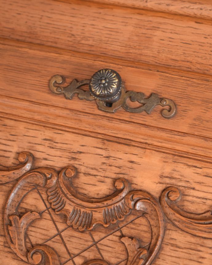 ビューロー　アンティーク家具　フレンチスタイルのエレガントなアンティーク家具ライティングビューロー。可愛い取っ手にもうっとりアンティークの可愛い取っ手も見ているだけで美しい。(j-2187-f)