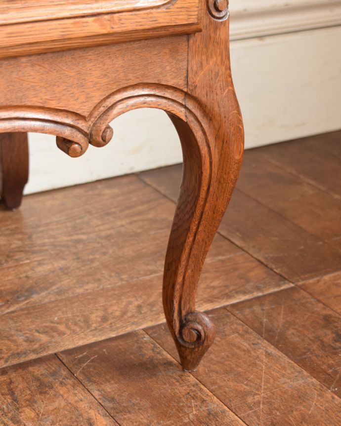 ビューロー　アンティーク家具　フレンチスタイルのエレガントなアンティーク家具ライティングビューロー。女性１人でラクラ運べちゃうんですHandleのアンティークは、脚の裏にフェルトキーパーをお付けしています。(j-2187-f)