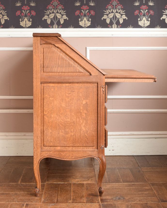 ビューロー　アンティーク家具　フレンチスタイルのエレガントなアンティーク家具ライティングビューロー。横から見ても素敵なんですもちろん横顔もフランス家具らしい美しさ。(j-2187-f)