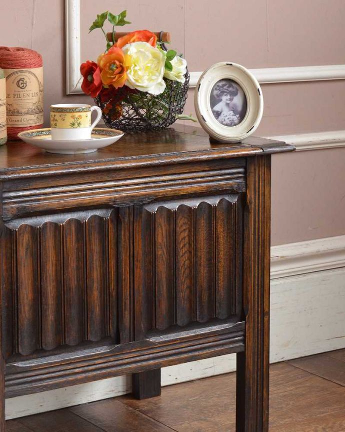 ブランケットボックス・収納ボックス　アンティーク家具　アンティークの英国家具、サイドテーブルにもなるコンパクトサイズのコファー。アンティークらしい彫りの美しさが魅力豪華な彫りの美しさがアンティークらしい雰囲気。(j-2188-f)